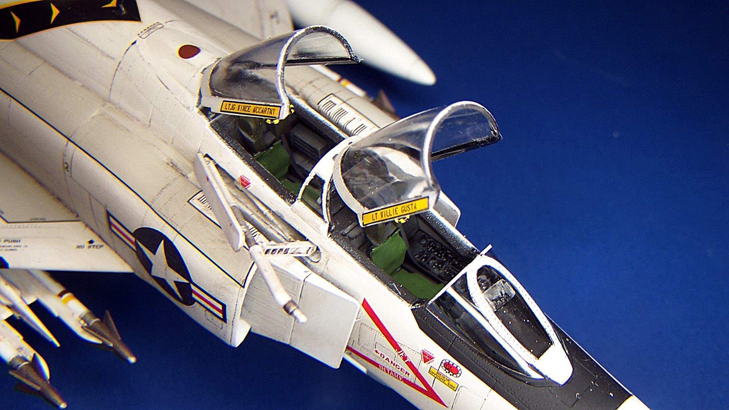 アカデミー 1/48 F-4J &quot;VF-84 ジョリー・ロジャース&quot; プラモデル qqffhab Amazon | アカデミー 1/48 F-4J 